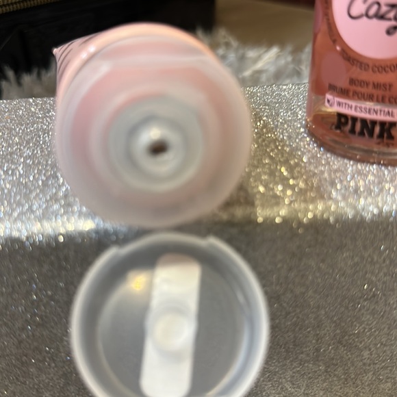 VICTORIAS SECRET - Picture 3 of 3